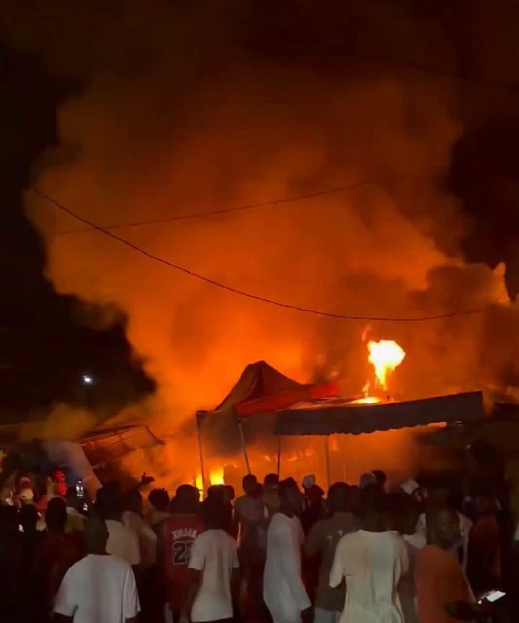 Man : un violent incendie ravage plusieurs magasins au grand marché
